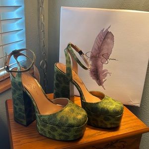 Jessica Simpson Skilla platforms in green 🐍 snake print